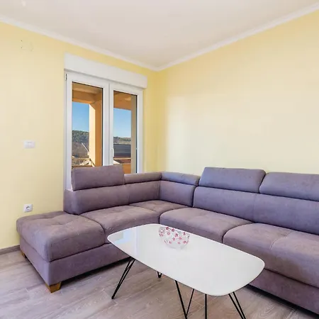 Apartment 2 Bedroom Beautiful In *