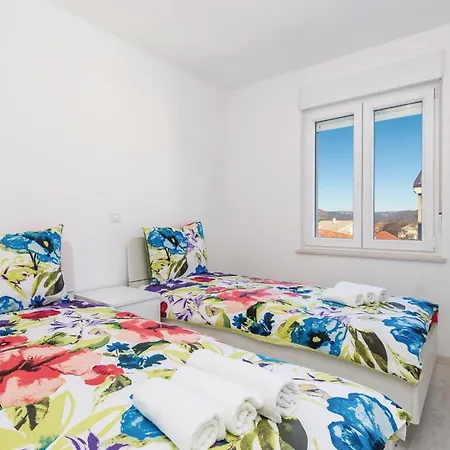 2 Bedroom Beautiful In Διαμέρισμα Čavle