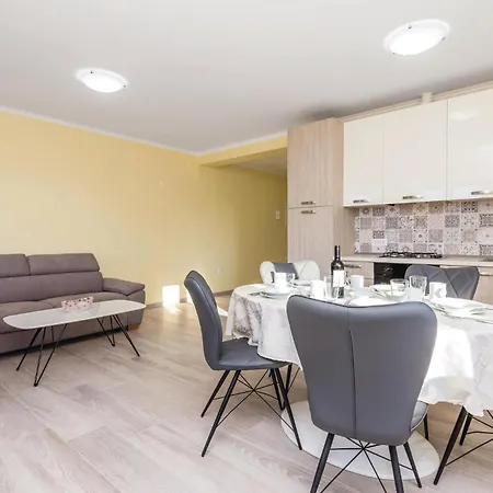 Διαμέρισμα 2 Bedroom Beautiful In *