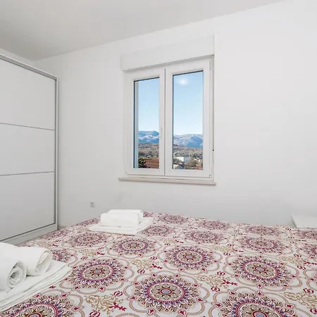 2 Bedroom Beautiful In Διαμέρισμα *