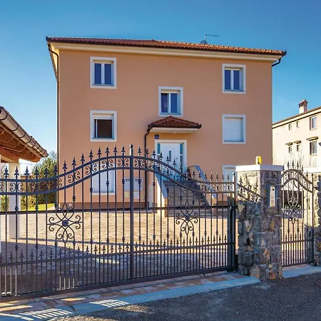 2 Bedroom Beautiful In Διαμέρισμα